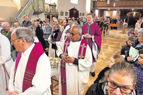 Start zum Hungermarsch in Hagenbach, Bildmitte Pater Franklin, dahinter Pfarrer Alexander Pomerrening.