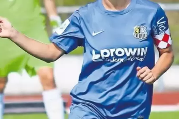 Lena Ripperger führt die FCS-Damen gegen Bayern München als Kapitän aufs Feld.