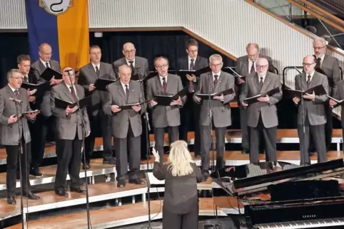 Der MGV Esthal unter Leitung von Dorina Schmidt präsentierte sich unter anderem mit dem James-Bond-Titelsong „Skyfall“ und Peter