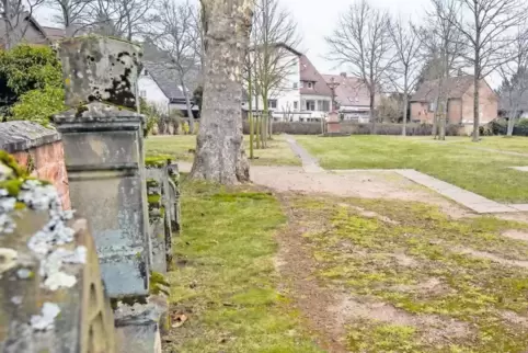 Auf dem Boden sind die Umrisse der alten Ramsteiner Pfarrkirche markiert. In etwa auf diesem Grundriss soll das Kolumbarium ents