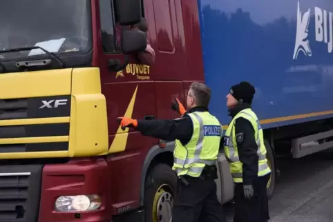 Das Symbolfoto zeigt eine Lkw-Kontrolle der Polizei auf der Autobahn. In Wörth wurde am Montag ein Laster stillgelegt. Foto: DPA