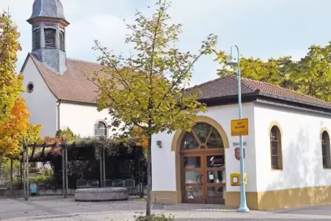 Im Zentrum Schauernheims: „Cachot“, früheres Gefängnis, sowie die Kirche St. Cäcilia im Hintergrund.