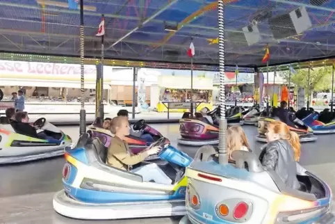 Beliebt bei den Jugendlichen: die Autoskooter auf dem Ostermarkt in Mutterstadt.