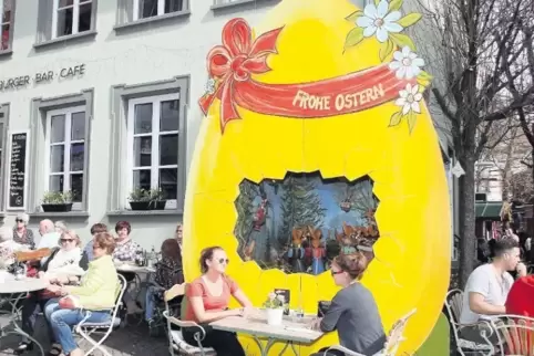 Hübsch: großes Ei mit kleinen Hasen.