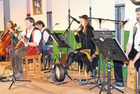 Die Band „Ceili“ mit (von links) Leonie Schalk, Katja Lojer, Steffen Korf, Klaus Stocker, Cornelia Lojer, Björn Stando und Katha