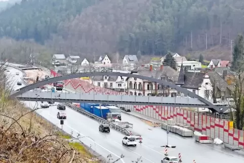 Erst nächstes Jahr wird der Rest des vierspurigen Abschnitts der Bundesstraße bei Hinterweidenthal fertiggestellt.