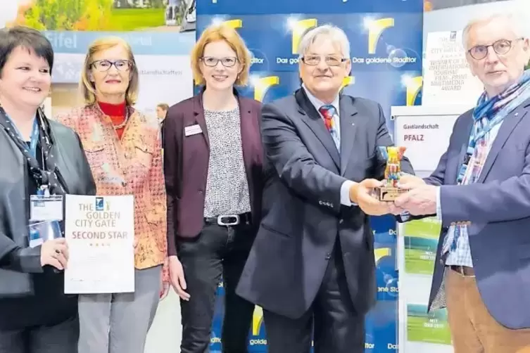 Sigrid Brandstetter (li.) und Bürgermeister Karl-Heinz Seebald (rechts) nahmen den „Second Star“ des Preises „Goldenes Stadttor“
