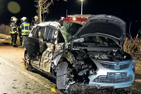 Völlig demoliert: der Opel des 41-jährigen Unfallbeteiligten.