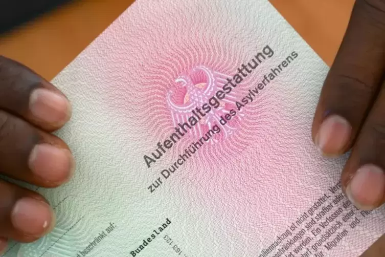 Wer keine Aufenthaltsgenehmigung hat, muss in der Regel Deutschland wieder verlassen. Foto: dpa 