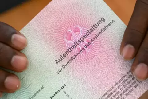Wer keine Aufenthaltsgenehmigung hat, muss in der Regel Deutschland wieder verlassen. Foto: dpa 