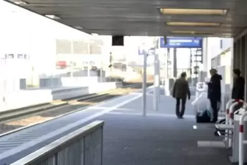 Auf dem Mittelbahnsteig soll ein 13-Jähriger am Samstag versucht haben, ein vier Jahre älteres Mädchen vor einen herannahenden Z