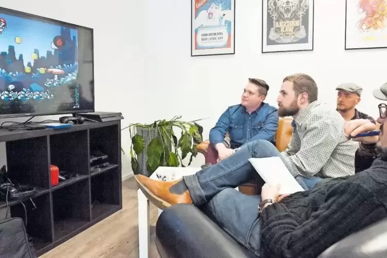 Sieht nach Spaß aus, ist aber Arbeit: Das Grimbart-Tales-Team schaut sich Videospiele an, um für das eigene Game zu lernen. Von 