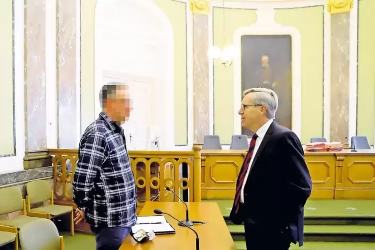 Der Angeklagte (links) im Gespräch mit dem Psychologischen Gutachter Professor Henning Saß.