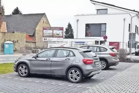 Der kleine Parkplatz ist nur über Umwege zu erreichen. Denn die Friedhofstraße ist Einbahnstraße, eine Einfahrt von der Oggershe