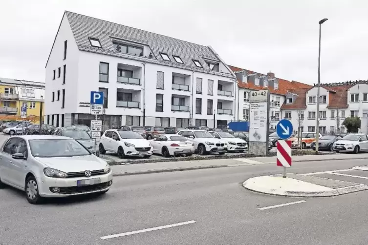 Hat gleich zwei Ein- und Ausfahrten: der Parkplatz am &Auml;rztehaus.