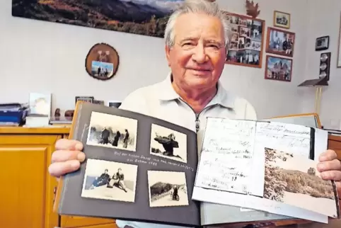 Zeugnisse eines Kletterer-Lebens: Walter Ehrhardt zeigt Fotos von Klettertouren und Auszüge aus Gipfelbüchern.