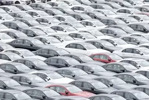 Deutsche Autos sind Exportschlager. Hier Fahrzeuge der Marke Mercedes-Benz auf dem Verladeterminal in Bremerhaven.