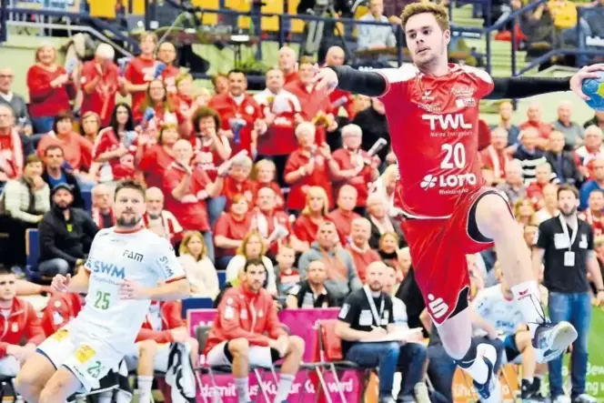 Die Farbe Rot wird morgen auf den Rängen in der Eberthalle wieder dominieren. Die Eulen, im Bild mit Alexander Falk (rechts), wo Die Farbe Rot wird morgen auf den Rängen in der Eberthalle wieder dominieren. Die Eulen, im Bild mit Alexander Falk (rechts), wo