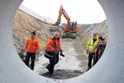 Blick durch die Röhre: Das Foto zeigt Arbeiter beim Bau der Golfplatz-Unterführung bei Dackenheim.