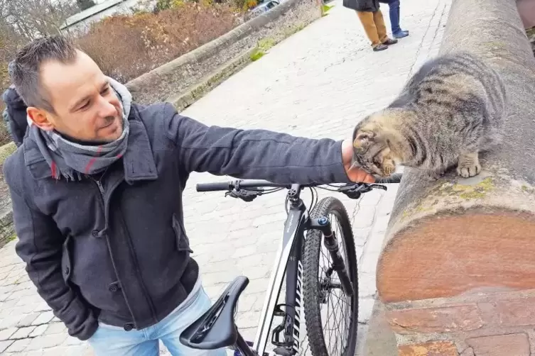 Auf der Sonnenbr&uuml;cke: Marco Barde mit Fahrrad und &Uuml;berraschungsgast.
