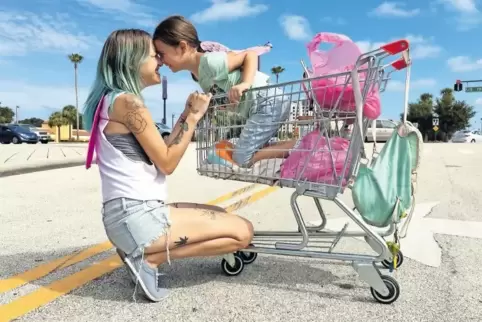 Leben in einem Billigmotel nahe des Vergnügungsparks Disney World in Orlando: Halley (Bria Vinaite) und ihre Tochter Moonee (Bro