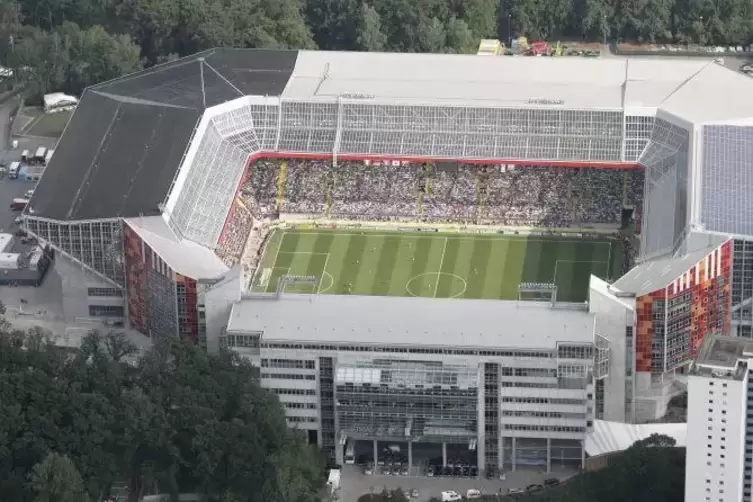 Die Miete, die der 1. FC Kaiserslautern künftig für das Fritz-Walter-Stadion zahlen muss, war Thema im Stadtrat.  Foto: View
