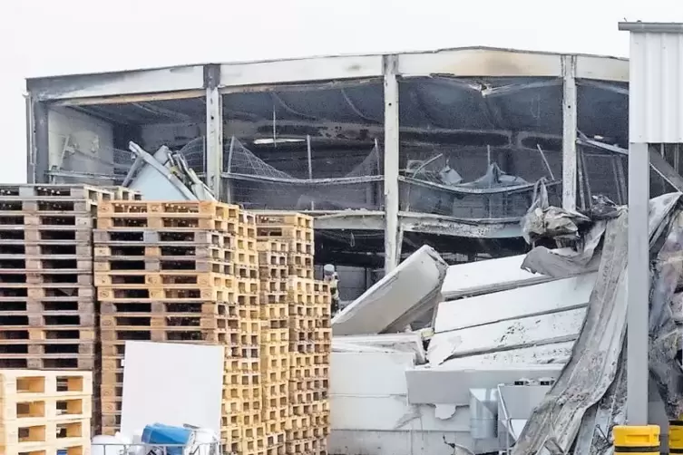 Die zerstörte Produktionshalle nach dem Brand.