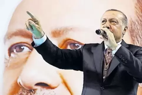 Erdogan hält bei einer AKP-Veranstaltung eine Rede. Er schwört seine Anhänger auf ein Präsidialsystem ein.