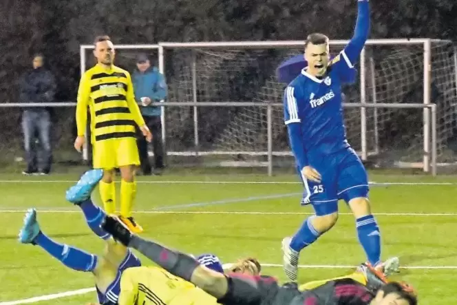 Am Boden: Christopher Ludy jubelt über das 1:0 für den FK Pirmasens.
