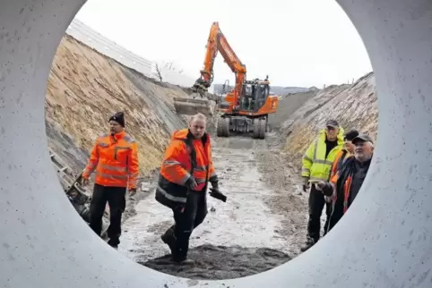 Blick durch die Röhre: Das Foto zeigt Bauarbeiter an der Golfplatz-Unterführung bei Dackenheim.
