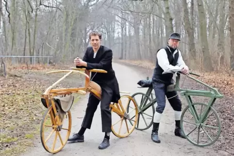 Auf Kopien der vor 200 Jahren gebauten Ur-Fahrräder unterwegs: Frank Hülsemann (links) und Achim Schmidt.