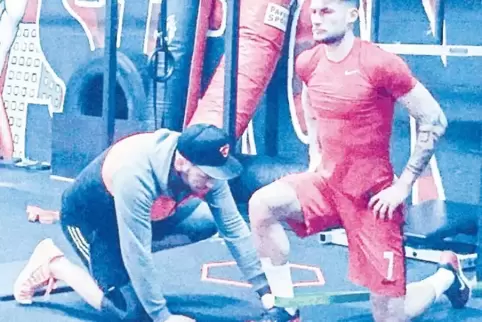 Der Betreiber von Fitness 24 zeigt dem gut trainierten Profi Danny Blum, was er durch den Einsatz des Therabandes erreichen will