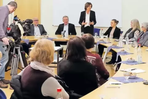 Malu Dreyer spricht im Ratssaal mit den Kandelern über Erfahrungen mit zugereisten Demonstranten.