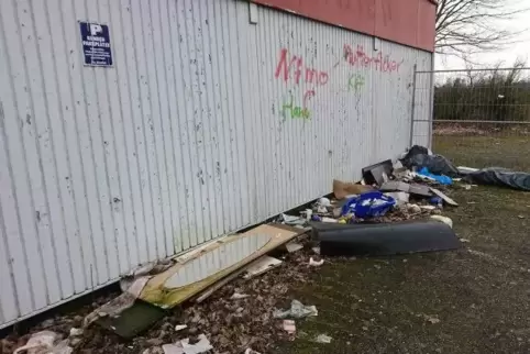 Vor den Toren der Gemeinde Bobenheim-Roxheim vergammelt das ungenutzte Imbissgebäude.  Foto: Müller/Frei 