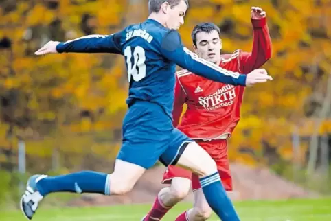 SVB-Spielertrainer Daniel Arnold (blaues Trikot) ist mit der bisherigen Saison „recht zufrieden“. Sein Verbleib in Brücken hängt