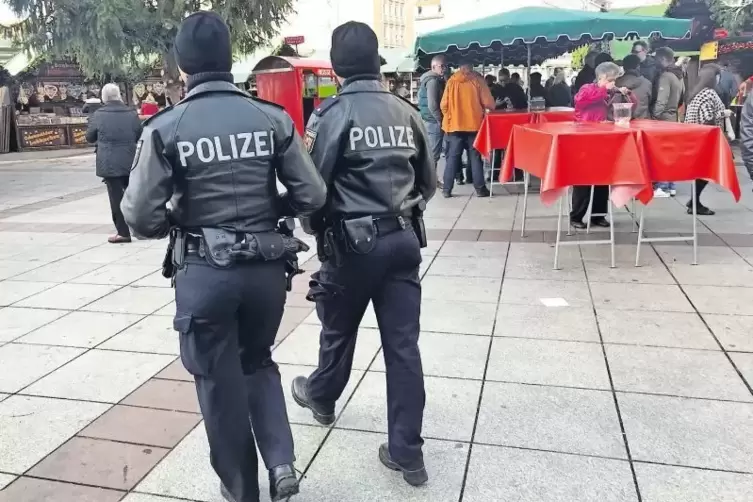 Trotz der insgesamt positiven Zahlen: Polizisten – hier auf dem Ludwigshafener Weihnachtsmarkt – sind präsidiumsweit im Prinzip 