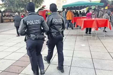 Trotz der insgesamt positiven Zahlen: Polizisten – hier auf dem Ludwigshafener Weihnachtsmarkt – sind präsidiumsweit im Prinzip 
