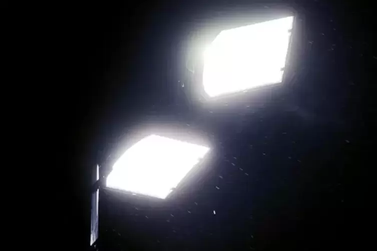So hell wie auf diesem Symbolbild strahlte der Flutlichtmast im Frankenthaler Ostparkstadion gestern Abend nicht mehr. Foto: Len