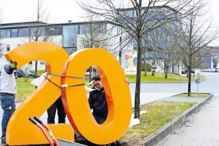 Die metallene Jubil&auml;umszahl im Einfahrtsbereich wurde von Firmen aus dem Park gemeinschaftlich entworfen, angefertigt und lackie