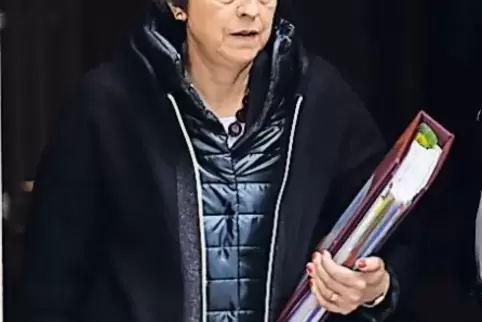 Droht mit weiteren Sanktionen: Premierministerin May.
