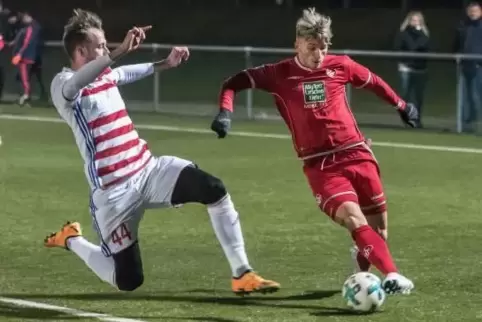 Valdrin Mustafa (rechts) vom 1. FC Kaiserslautern II im Spiel vergangene Woche gegen den CS Fola Esch.  Foto: VIEW