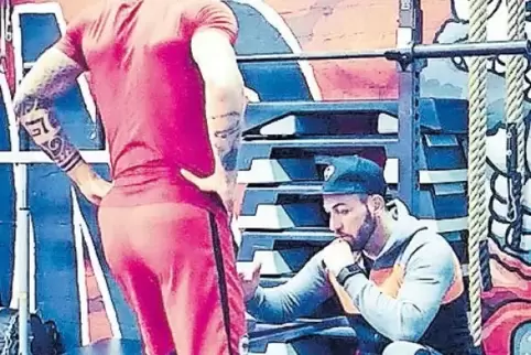 Jamil Shanab zeigt Fußballprofi Danny Blum, wie das Training funktioniert.