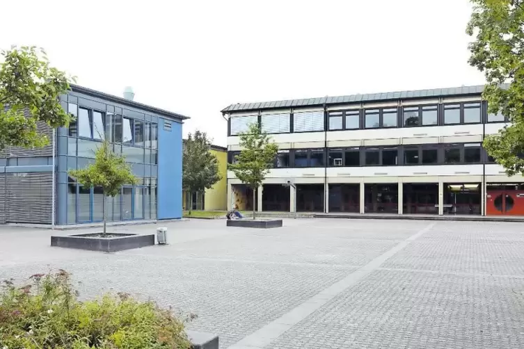 An k&uuml;hlen Tagen von der Heizzentrale mit W&auml;rme versorgt: die Realschule plus in Dudenhofen. Unser Bild stammt aus dem Jahr 2016.