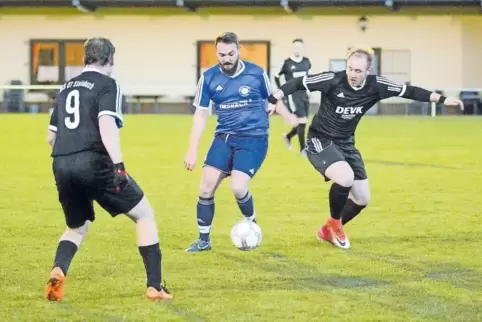 Mittwochabendspiel: Vorgestern unterlag der SV Imsbach II (in Blau Joel Bartmann) 1:6 in Steinbach.