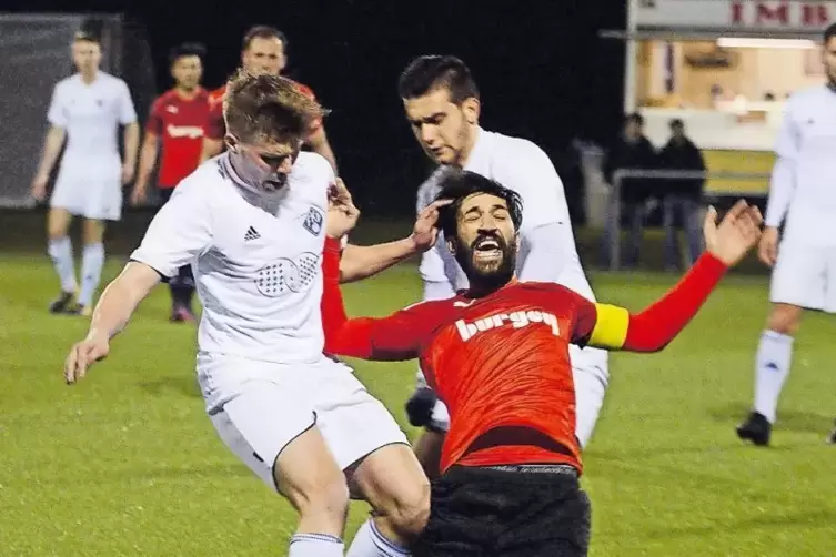 Das tut weh: Yannick Drews (links) und David Kazaryan vom FK Pirmasens II attackieren Rüssingens Kapitän Sener Koc.