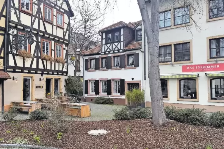 Das Haus in der Mitte ist umgeben von zwei Gaststätten mit Außenbewirtschaftung: „Brunos Burger“ (links) und das „Esszimmer“.