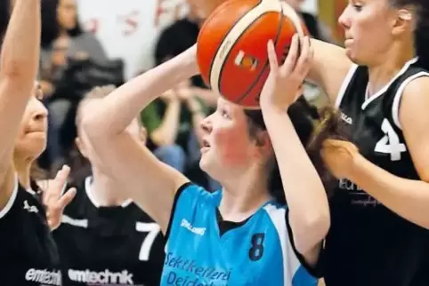 Kein Durchkommen für Charlotte Strehle (am Ball): Die Frauen aus Deidesheim und Neustadt verloren ihr Pokalspiel gegen den späte
