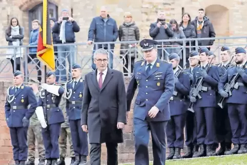 Still gestanden! Viele Bürger und Angehörige der Rekruten blicken auf den Festredner, Landtagspräsident Hendrik Hering (li.), un