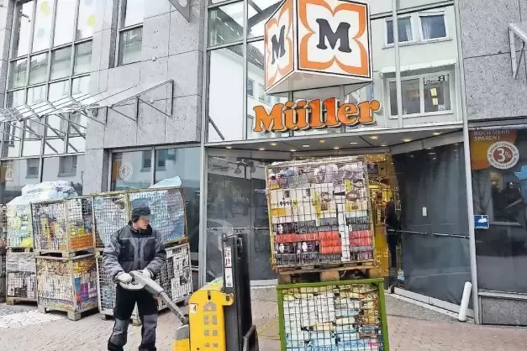 Palettenweise wird im Drogeriemarkt Müller nach dem Brand Ware ausgeräumt.