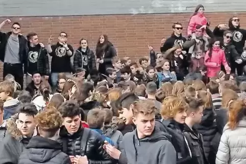 Neben der Live-Bühne organisierten die Abiturienten für ihre nun ehemaligen jüngeren Mitschüler Quizspiele, eine Schulhaus-Rally